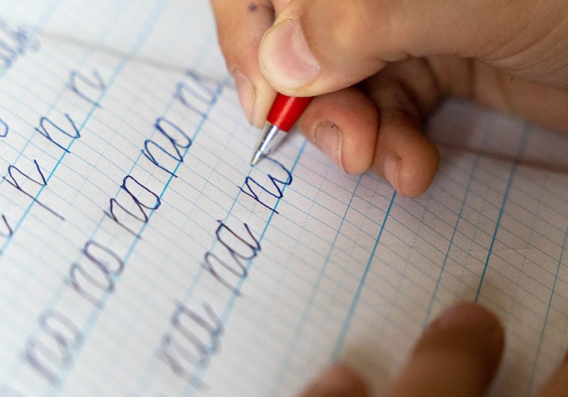 Escribir en cursiva: un puente entre el pensamiento y la habilidad manual